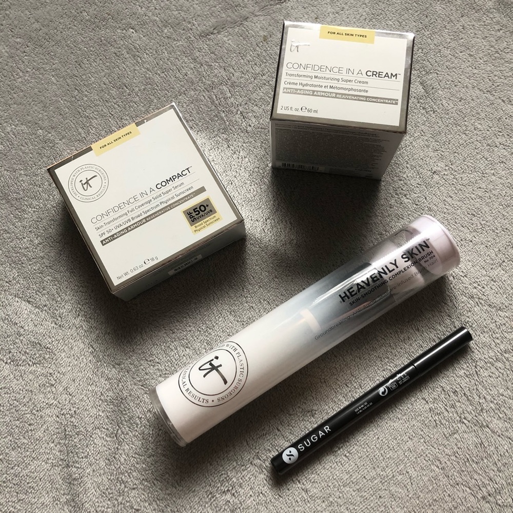 It cosmetics makeup bundle!